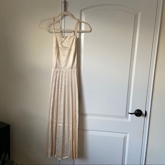 Lulu’s Champagne Satin Pleated Midi Dress - Picture 6 of 8